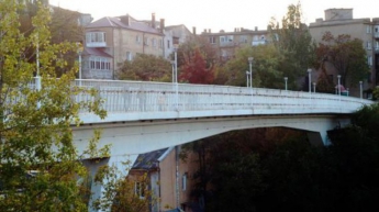 Несчастная любовь: в Одессе 16-летняя девушка бросилась с моста