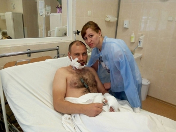Раненного запорожского бойца доставили в больницу вертолетом (ФОТО)