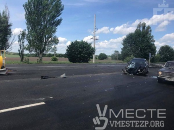 На днепровской трассе в Запорожье столкнулись грузовик и иномарка - фото
