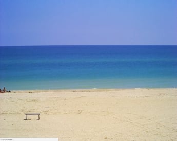 Кирилловка радует первых отдыхающих лазурным морем и чистыми пляжами (фото)