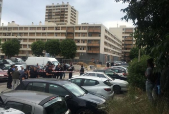 В Марселе группа людей устроила стрельбу по прохожим