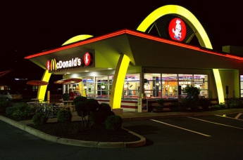 Сексуальный скандал в «Мак­до­нальдс»: 10 работниц пожаловались на домогательства в компании