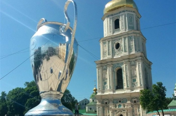 Софийскую площадь в Киеве украсили 20-метровым кубком Лиги чемпионов УЕФА