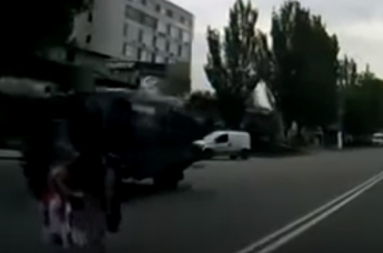 Женщина с ребенком "бросалась" под машины (видео)