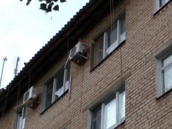 В Мелитополе на многоэтажке вывесили красный флаг (фото)