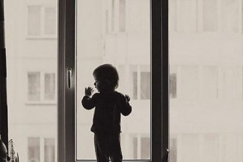 Двухлетний малыш выпал из окна на глазах у дедушки – подробности
