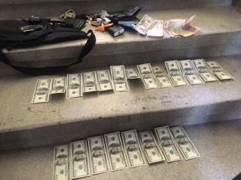 Трое полицейских задержаны при получении взятки в 5 тысяч долларов
