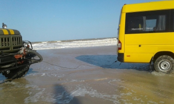 На острове Бирючьем спасатели вытягивали машины и автобус из воды