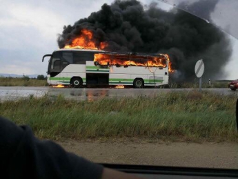 Пассажирский автобус сгорел после удара молнии в Греции, опубликованы фото