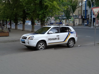 Полицейский автомобиль припарковали с максимальным "удобством" для пешеходов (фото)