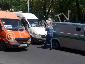 В Мелитополе маршрутка с пассажирами врезалась в инкассаторскую машину (фото)