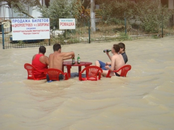 Курьезы. Компания мужчин во время потопа в Кирилловке устроила оригинальные посиделки (фото)