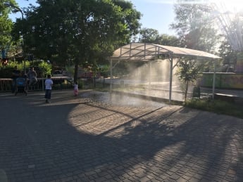В центральном парке Мелитополя  организовали бесплатный холодный душ