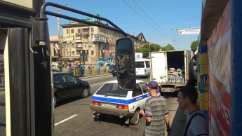 В центре Запорожья столкнулись пассажирский автобус и грузовик с пивом (ФОТО)