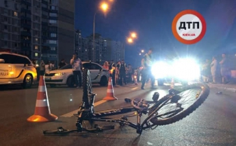 У Києві авто із супроводу Порошенка збило велосипедиста, в АП заперечують