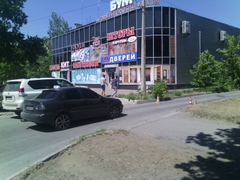 Мелитопольские водители упорно продолжают парковать свои машины в неположенных местах (ФОТО)