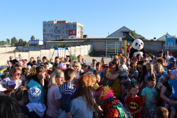 Гигантская панда развлекала малышей на самой большой детской площадке в Мелитополе (фото, видео)
