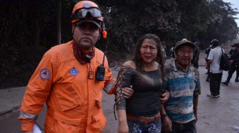 Вулкан в Гватемале продолжает убивать людей (видео)