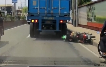 Байкер встал после наезда грузовика на его голову (видео)