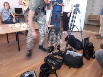 Перед визитом супруги президента журналистов проверили с собакой (фото)