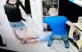 В супермаркете Киева парня избили на глазах охраны (видео)