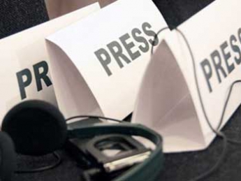 За неприличный жест в Раде аккредитации лишат двух журналисток (фото)