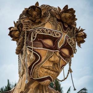 Возвышающаяся деревянная скульптура приветствует отдыхающих в Тулуме  (фото)