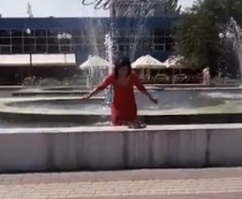 Девушка средь бела дня устроила "заплыв" в фонтане (видео)