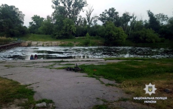 В Харькове подросток утонул, пытаясь на спор переплыть реку