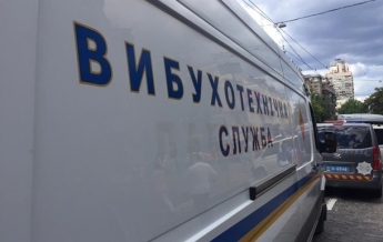 В Киеве ищут взрывчатку в трех судах