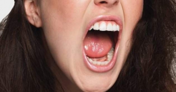Удалит бактерии во рту, отбелить зубы, устранить неприятный запах: всего несколько капель этого препарата