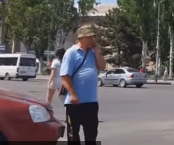 В Мелитополе мужчина "штурмовал" СБУ (видео)