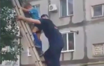 В Николаеве спасатели снимали ребенка с тополя (видео)