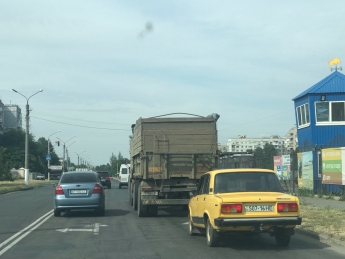 Многотонные грузовики продолжают разбивать новый асфальт на дорогах Мелитополя (видео)
