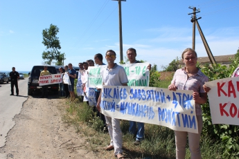 В Запорожской области люди вышли на митинг, чтобы отстоять дороги в своих селах (фото)