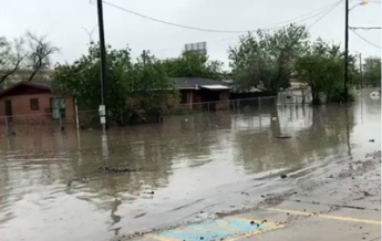 Юг США атаковала непогода: затоплены дороги, дома