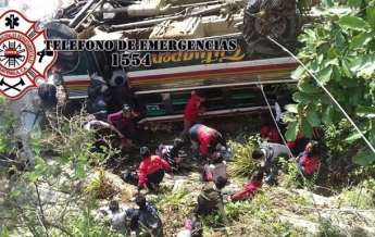 В Гватемале автобус упал с обрыва, погибли восемь студентов
