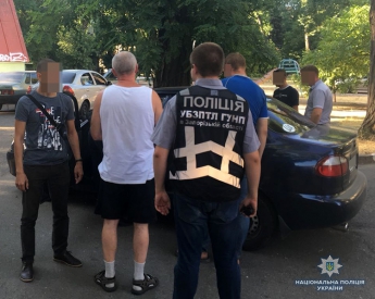 Запорожские полицейские задержали мужчину, который занимался сводничеством и сутенерством (фото, видео)