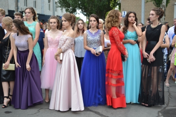 Какими нарядами мелитопольские выпускники удивляли (фото)