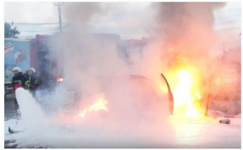 Под Киевом в автомобиле чуть не сгорела заживо беременная женщина (видео)