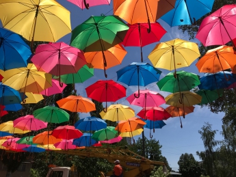 Жители Мелитополя в восторге от инсталляции с зонтиками (фото, видео)
