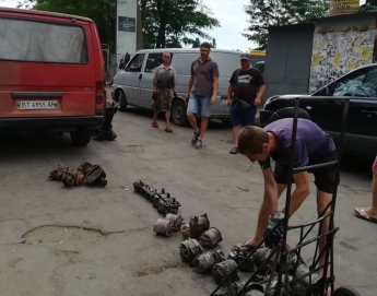 А нам все-равно! В Мелитополе «железячники» торгуют деталями с тротуаров (фото)