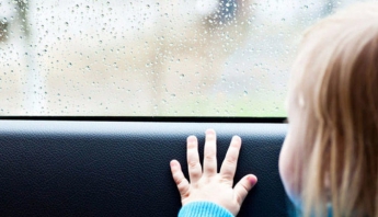 В Запорожье родители заперли малыша в машине, оставив на жаре