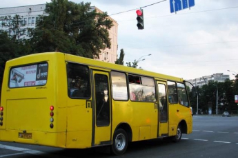 В Киеве женщина на ходу выпала из маршрутки, когда водитель устроил 