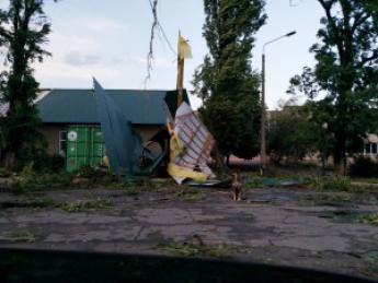 Застрявшие на косе машины и сорванные крыши домов: как непогоду пережила Запорожская область