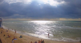 В Кирилловке море штормит, а небо затягивают тучи (фото)