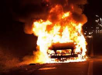 В Приморском районе ночью загорелся автомобиль