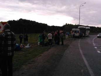 На трассе "Киев-Чоп" перевернулся автобус с пассажирами: есть пострадавшие