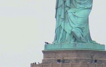 В США активистка забралась на статую Свободы