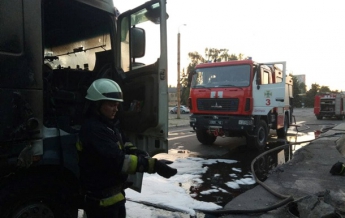 В Днепре загорелся грузовик с пьяным водителем